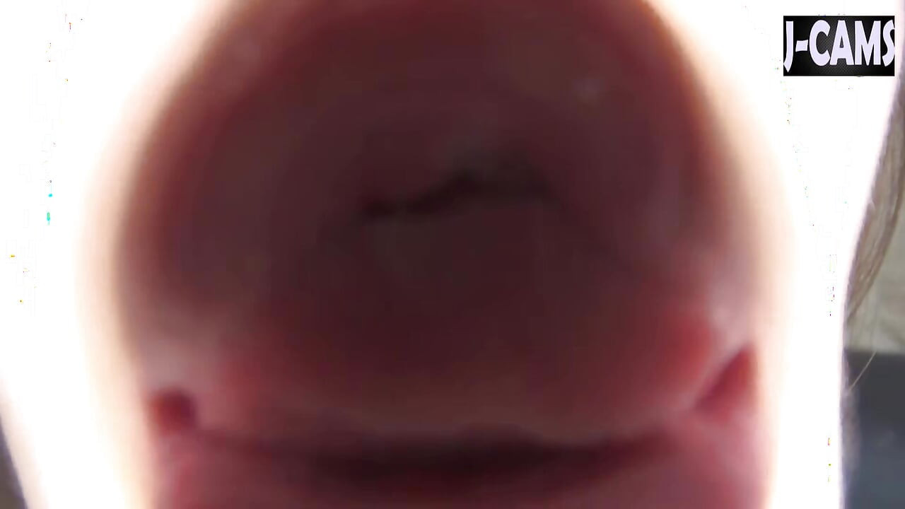 A língua de seda desliza devagar com lábios brilhantes pingando pura tentação - clip1