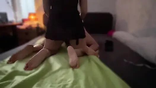 Orta yaşlı seksi kadınlar kocasını götünden siktirmek yerine takma yarakla sikiyor