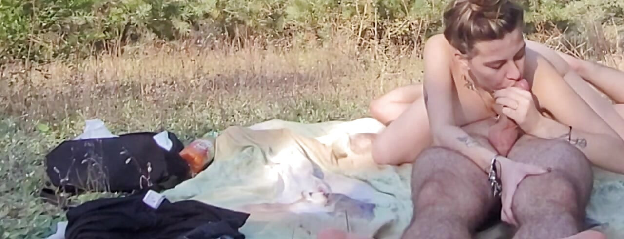 Mamada pública al aire libre, garganta profunda