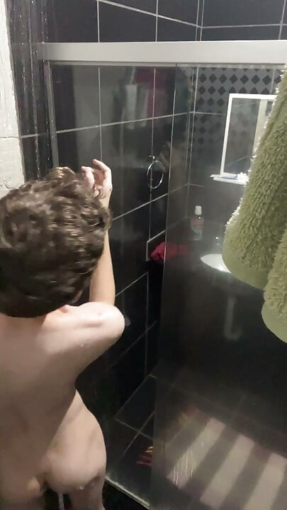 Twink vücudunu gösteriyor ve duşta çıplak