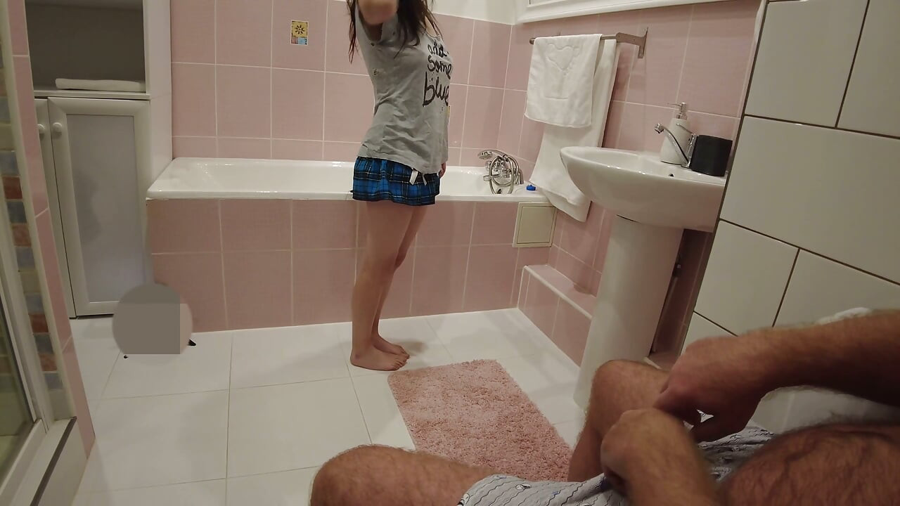 Mercedez Tais 18-minütiger Blowjob im Badezimmer: Ich lutsche und schlucke zweimal den kleinen schwanz meines molligen stiefvaters!