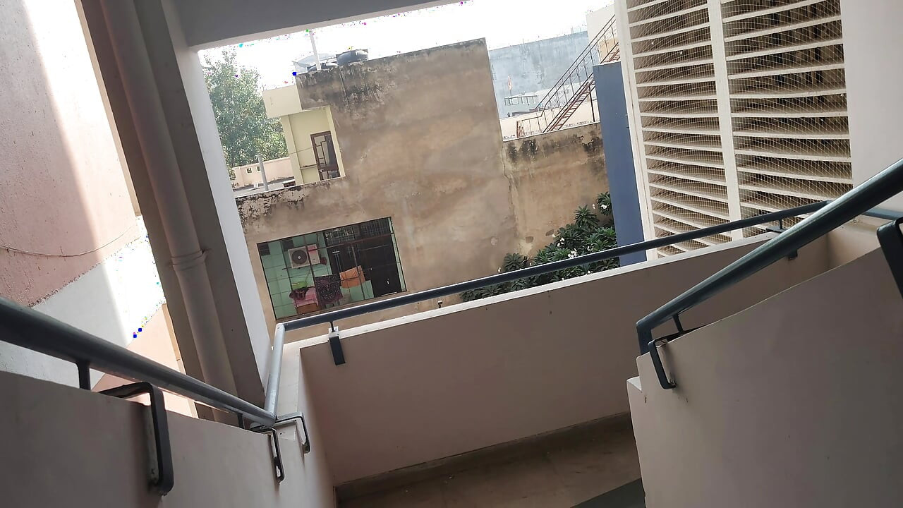 Dječak je ušao u kuću i zaljubio se s Kamvalijem