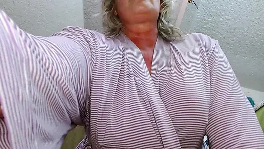 1228 Giantess DawnSkye pretends she doesnt see escaped SMOL, gives him a mesmerizing show