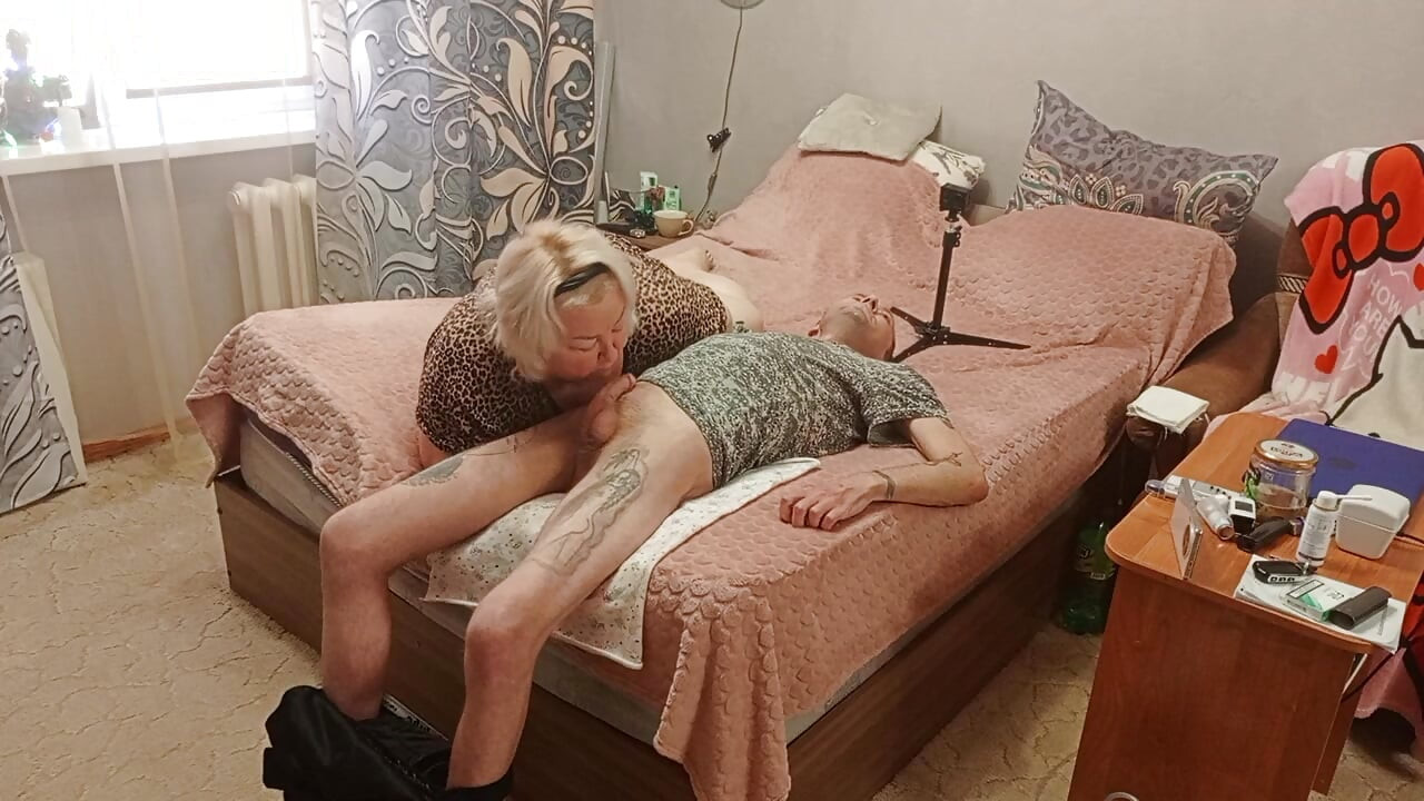 Мачеха делает минет, чтобы получить полный рот спермы