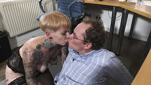 Pantat besar yang indah dientot di kantor