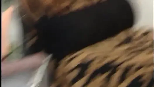 Брюнетка в чулках мастурбирует пизду дилдо на винтажном кастинге