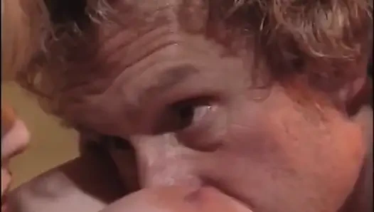 Blondine mit dicken möpsen fickt in dogging-position