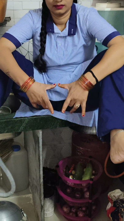 Desi bhabhi sikimi emip boğazına kadar alıyor ve sonunda ağzıma boşalıyor Hintçe | Bölüm 1