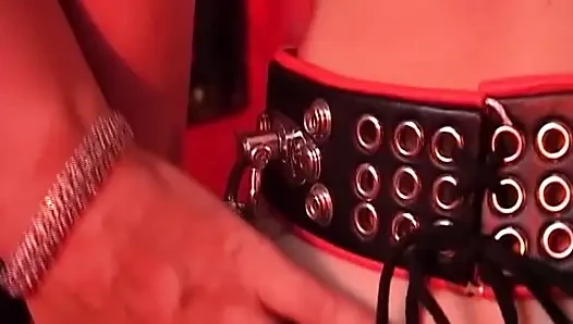 Gefesselte schlampe aus deutschland von domina versohlt