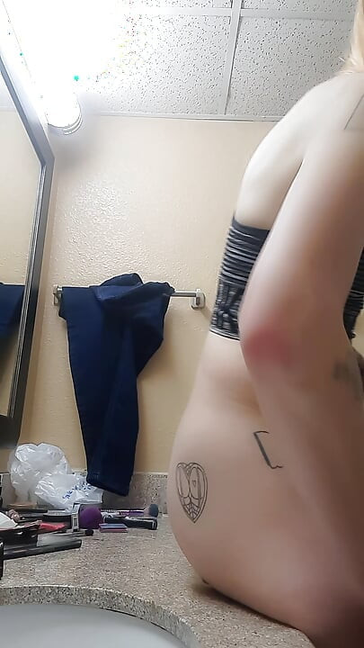 Trans djevojka isprazni kondom s lica i jebe svoj dildo