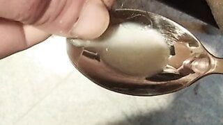 Cucchiaio pieno di sperma