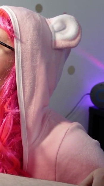 Ikonisch aus "Zierliche deutsche stiefschweerin gibt pOV-Blowjob nach cosplay-Event im Kostüm"