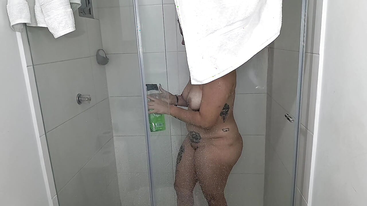 catches me bathing me and gets horny with my big ass