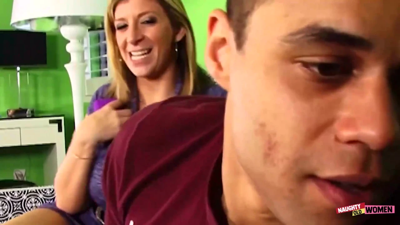 Hypnotizing the blonde milf bombshell and making love to her is a very good idea