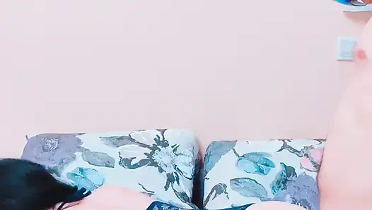 Seksi, olgun ve sıska bir model pornoda elini deniyor