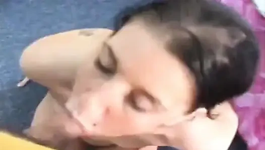 Порно ботан: Amber делает минет