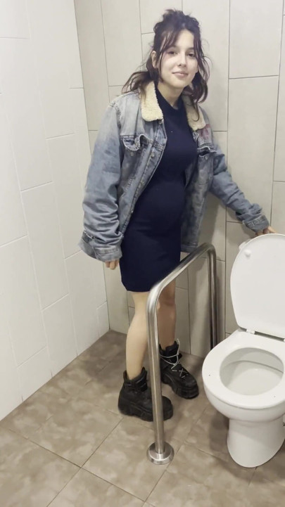 LaMenor embarazada meando en el supermercado