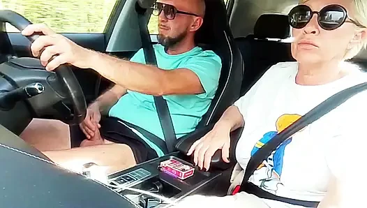 Familienfahrt mit dem Auto mit der Stiefmutter