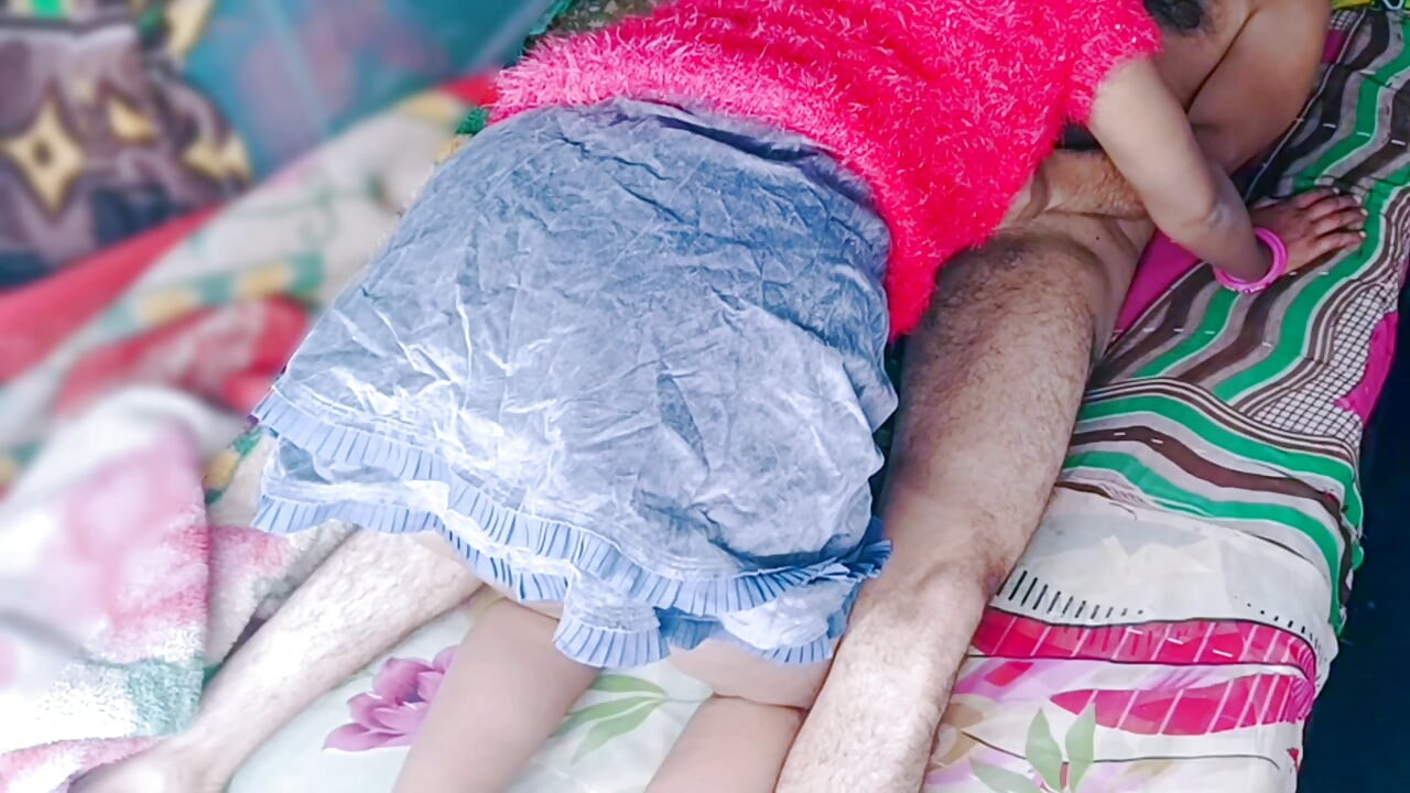 Üvey kız kardeş odasında dinleniyor ve yaşlı üvey erkek kardeşi penisini ağzına sokuyor - ev yapımı porno. Genç üvey kız kardeş fu
