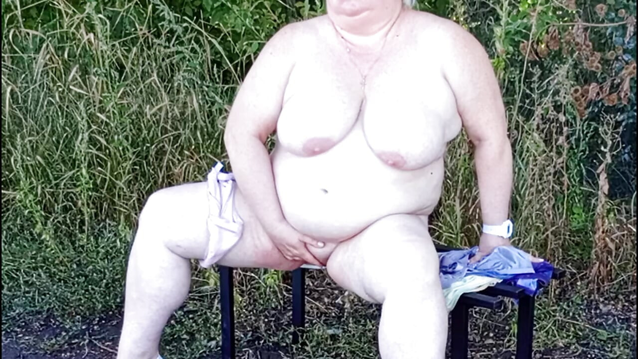 Maćeha u parku se svlači i na klupi