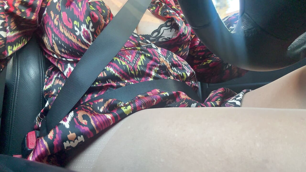 セクシーな継母が車で帰宅し、ブラジャーから飛び出しそうな大きな胸で私たちをからかいます。