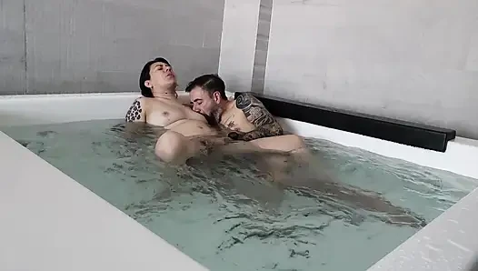 Я занималась сексом с моим любовником в джакузи