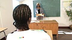 Sexy zwarte lerares wordt hard geneukt