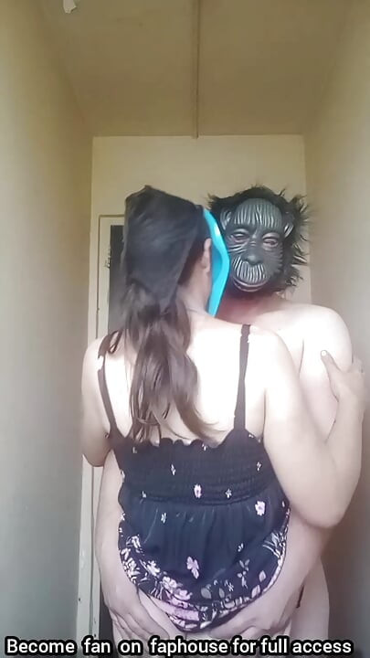 Orta yaşlı seksi kadın ayakta domalarak ve ayakta seks yapıyor