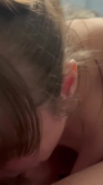 熟女喜欢露出菊花并吮吸鸡巴, 直到鸡巴在她的喉咙里爆炸!