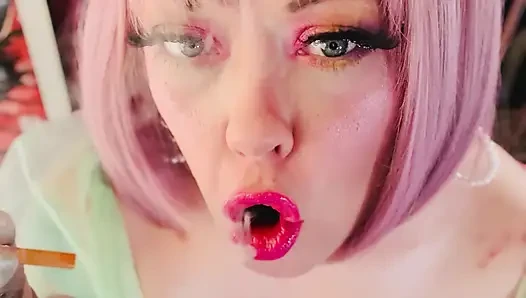 Eine hübsche prinzessin, Tina Snua , chainsmokes 2 Cork Zigaretten - baumelnde Snap-Inhales, treibenden Rauch
