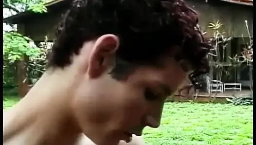 Teen hure zieht typen aus, um ihm kopf zu geben und bekommt dann ihr enges feuchtes loch geknallt
