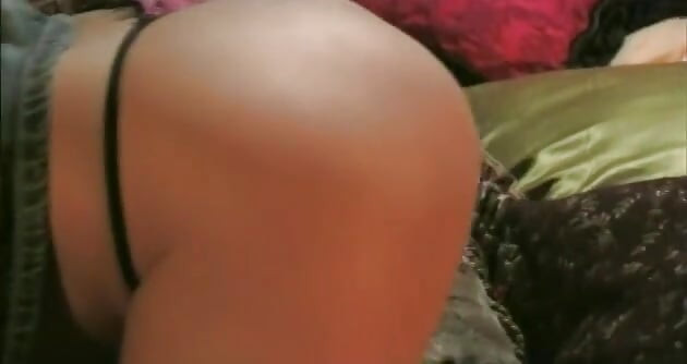 Tetona puta garganta profunda y toma enorme polla en cama