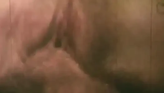 Brünette mit dicken möpsen nimmt einen harten schwanz