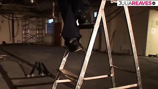 Zenci kız emdikten sonra büyük bir yarağa biniyor ve boşalıyor