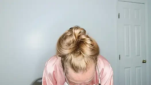 Bu ninenin sutyeninde boşalıyor