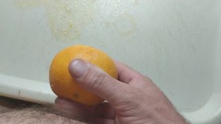 Orange si masturba