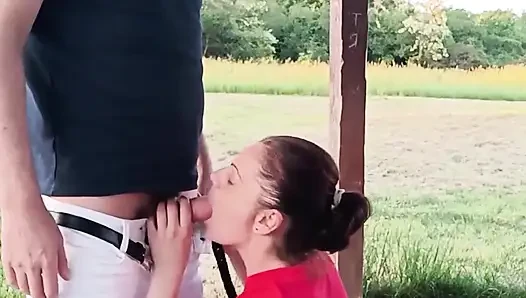 Cewek sange ini ngangkang dan kakinya di atas meja di taman umum
