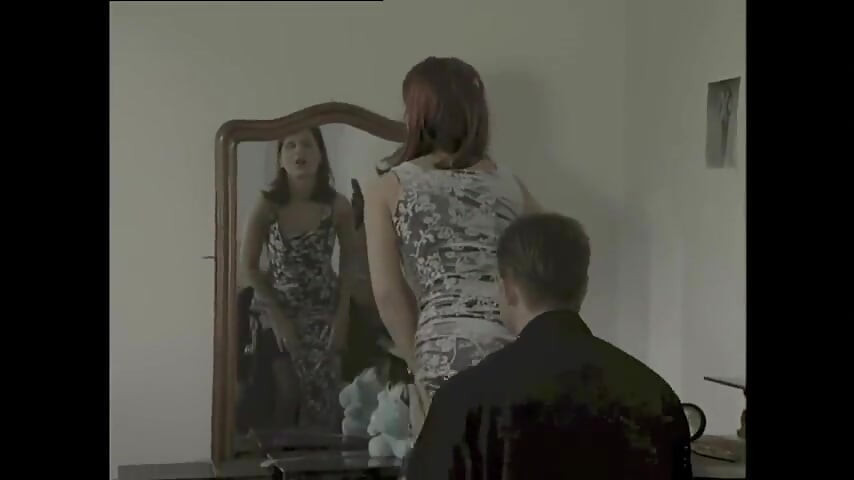 Roșcata Cu Corp Perfect Se Urcă Pe Pat