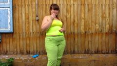 Baculatá žena močí v kalhotách