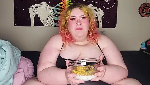 Şişman kadın buzlu pul yiyor