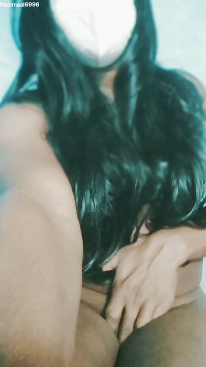 Ridhi hot look.desi shemale big boobs