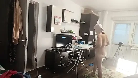 Seksi Esmer Evin Etrafında Çıplak Ev Işleri Yapıyor.