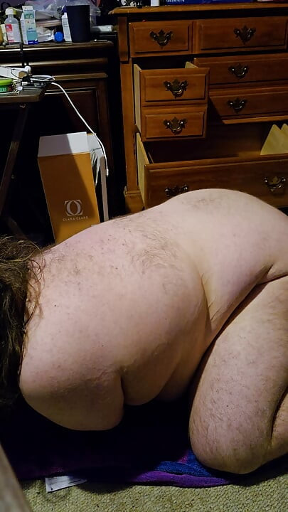 Chubby dude uses dildo machine