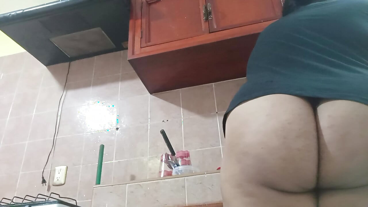 She sends me video while she walks in the kitchen in cachetero 2