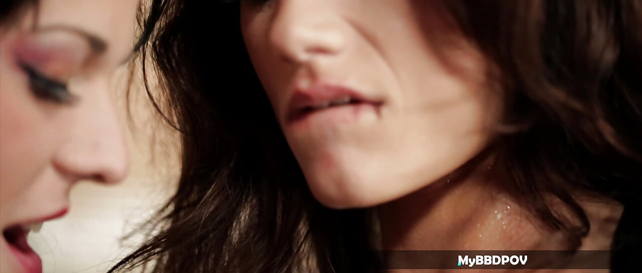 Simony Diamond और Sophie Lynx की चुदाई लेस्बियन मस्ती