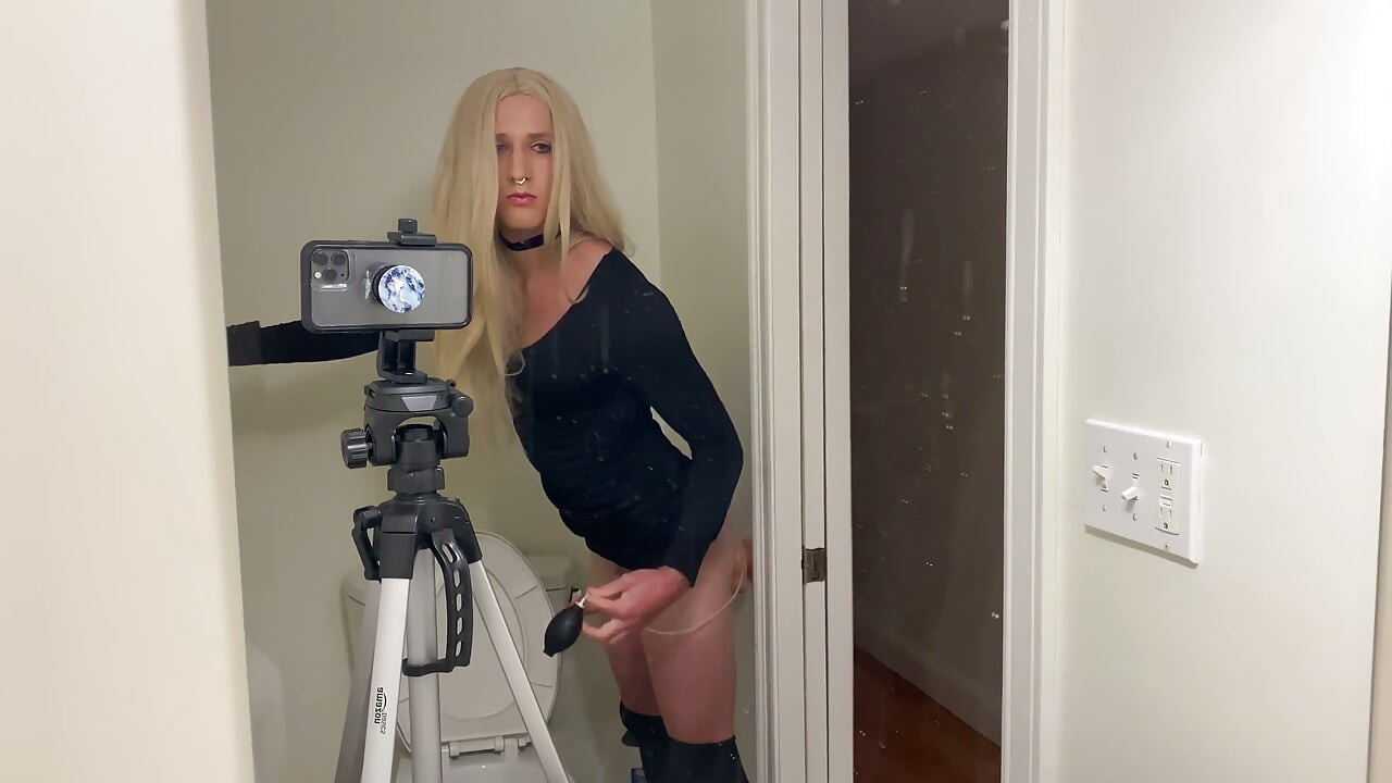 Hot Crossdresser Gets Fucked by Ejaculation Dildo