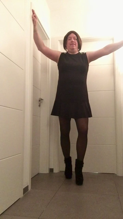Nicki-Crossdress - 黑色连衣裙和裤袜