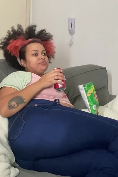 Debeljuca i podriguje dok gledam TV