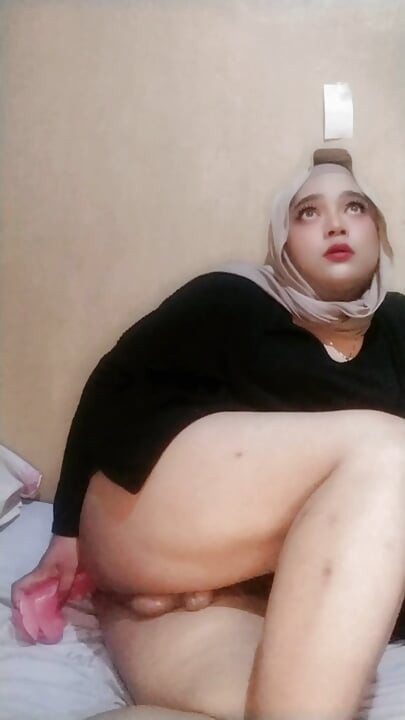 Ivvy Crossdresser Hijab Sucks Dildo and Riding It