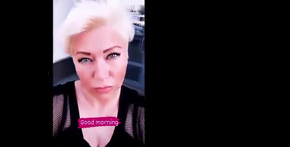 Büyük sarkık memeli ve tıraşlı amcıklı olgun bir kadın solo videoda seks oyuncağıyla kendini sikiyor, sonra meşru h